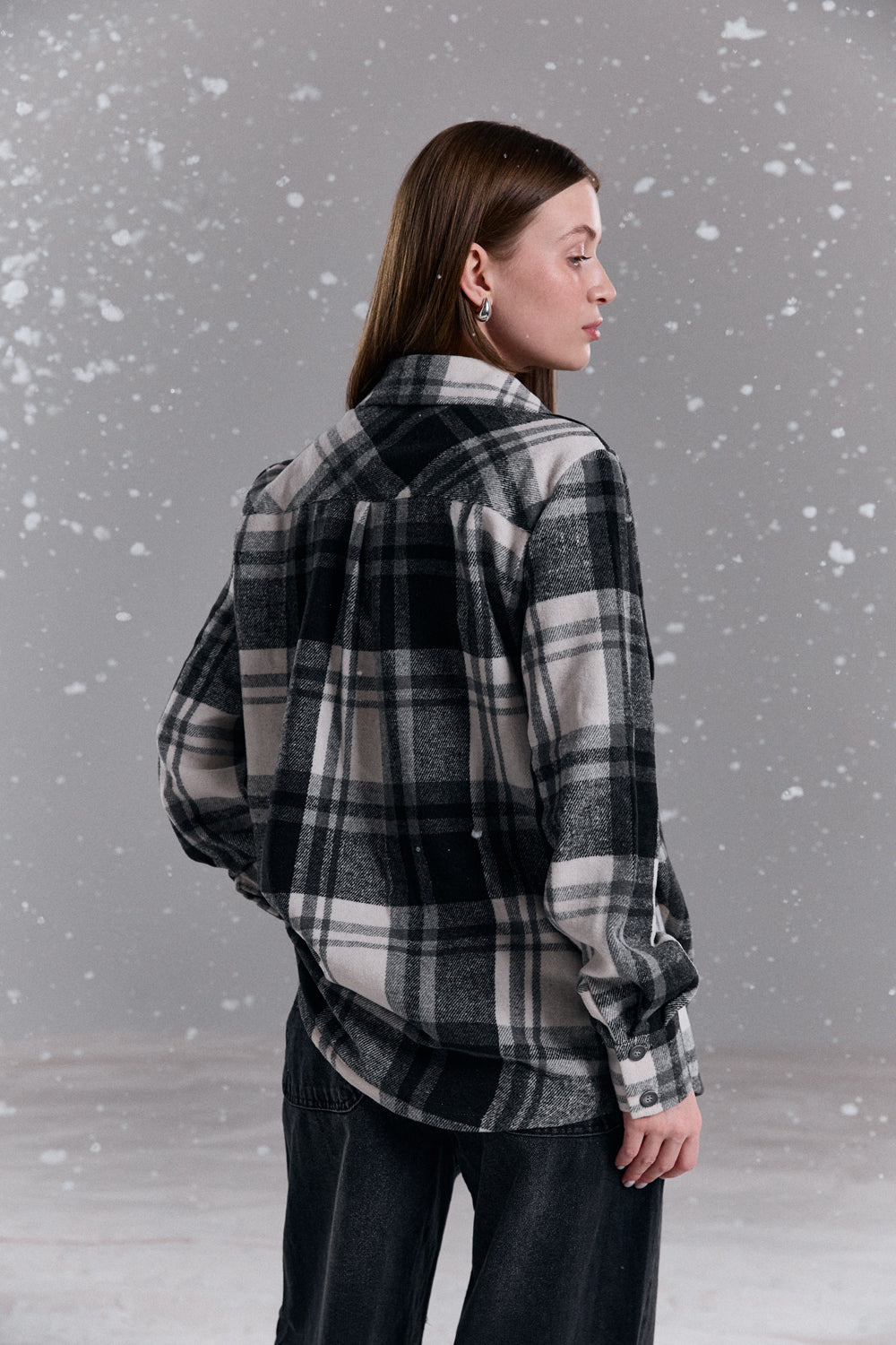 Сіра пряма сорочка в клітку