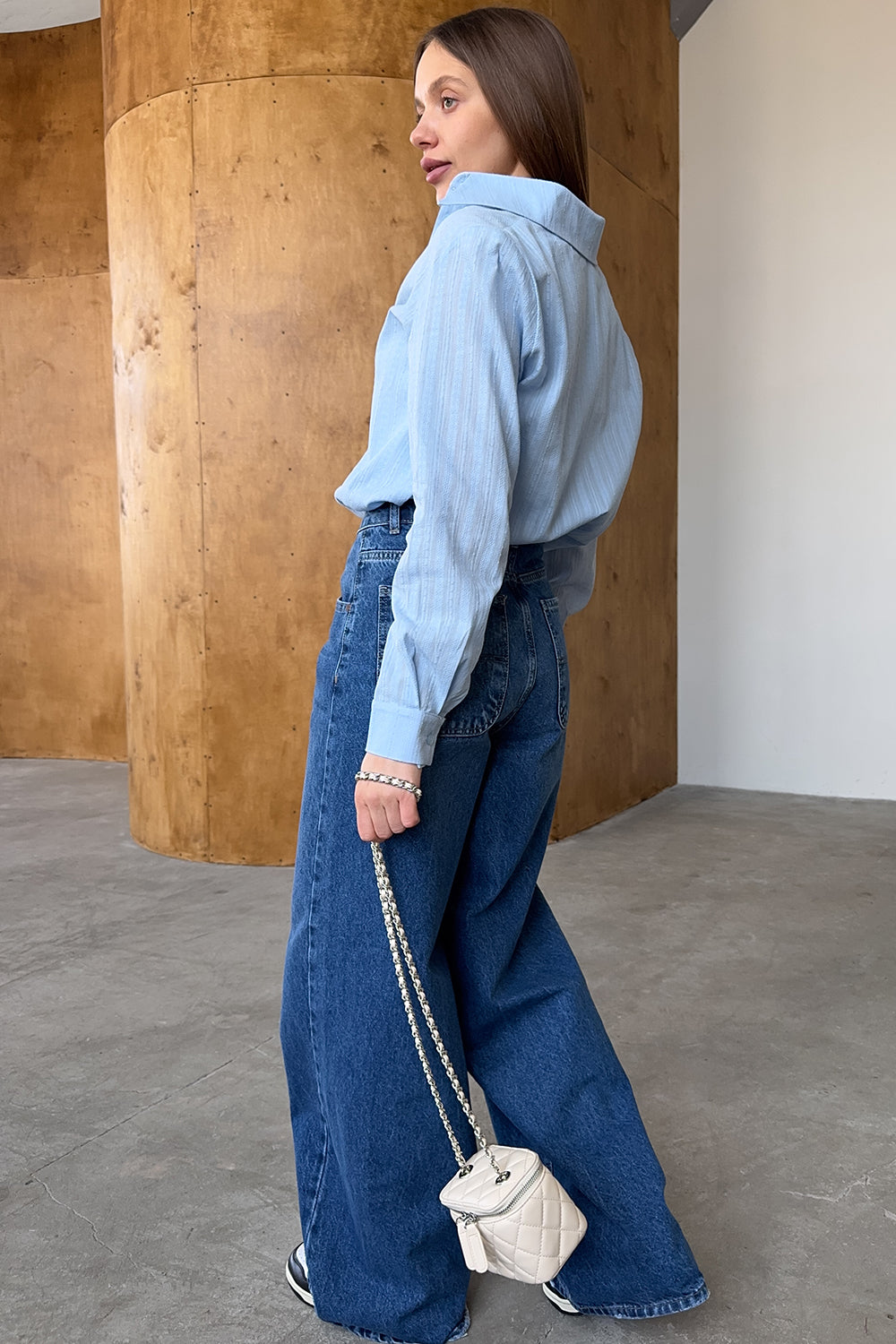 Світло-блакитна сорочка вільного крою з фактурної бавовни