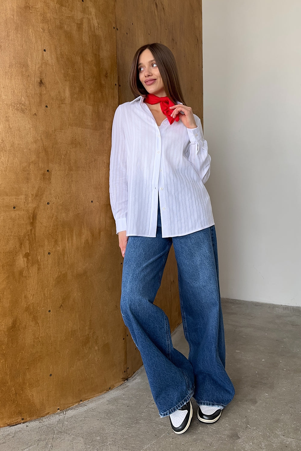 Біла сорочка вільного крою з фактурної бавовни