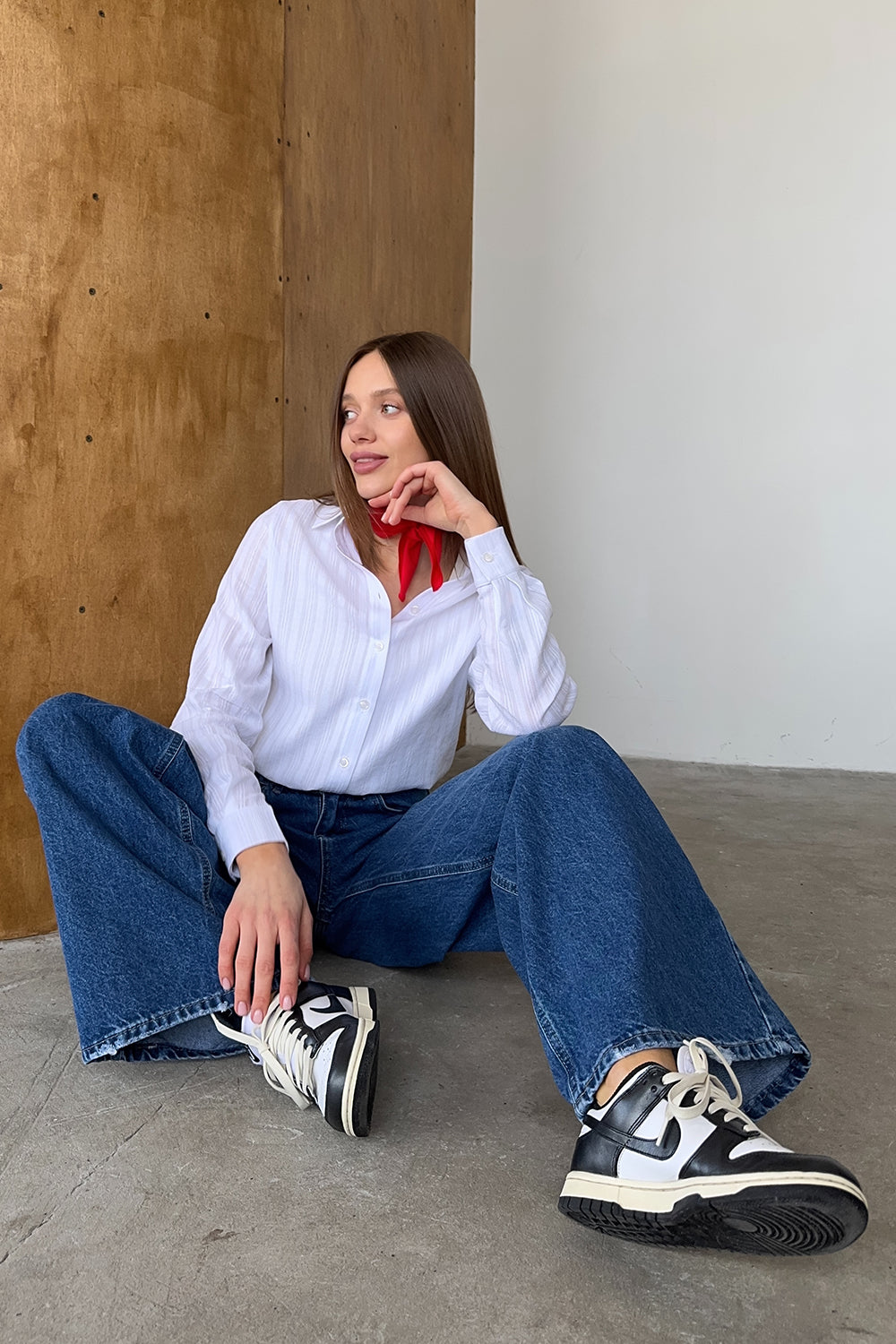 Біла сорочка вільного крою з фактурної бавовни