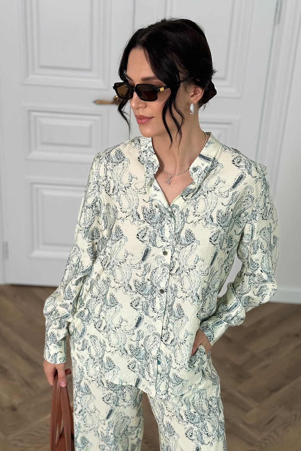 Muslin suit with shirt and trousers in Ivory