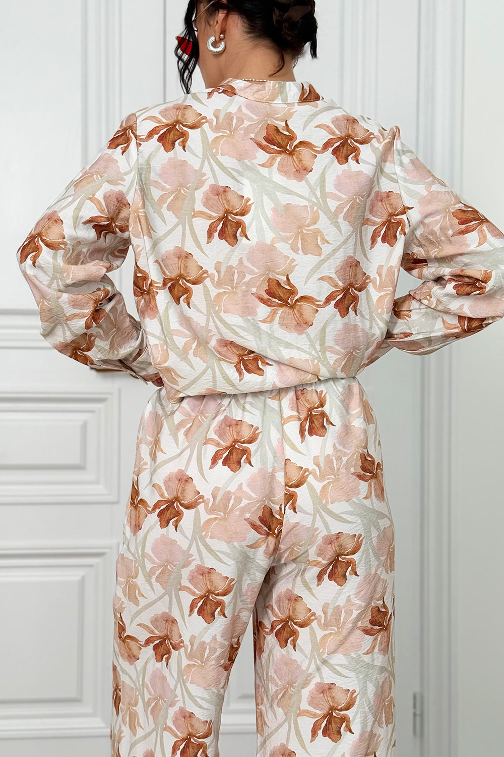 Костюм з карамельної муслінової сорочки та брюк