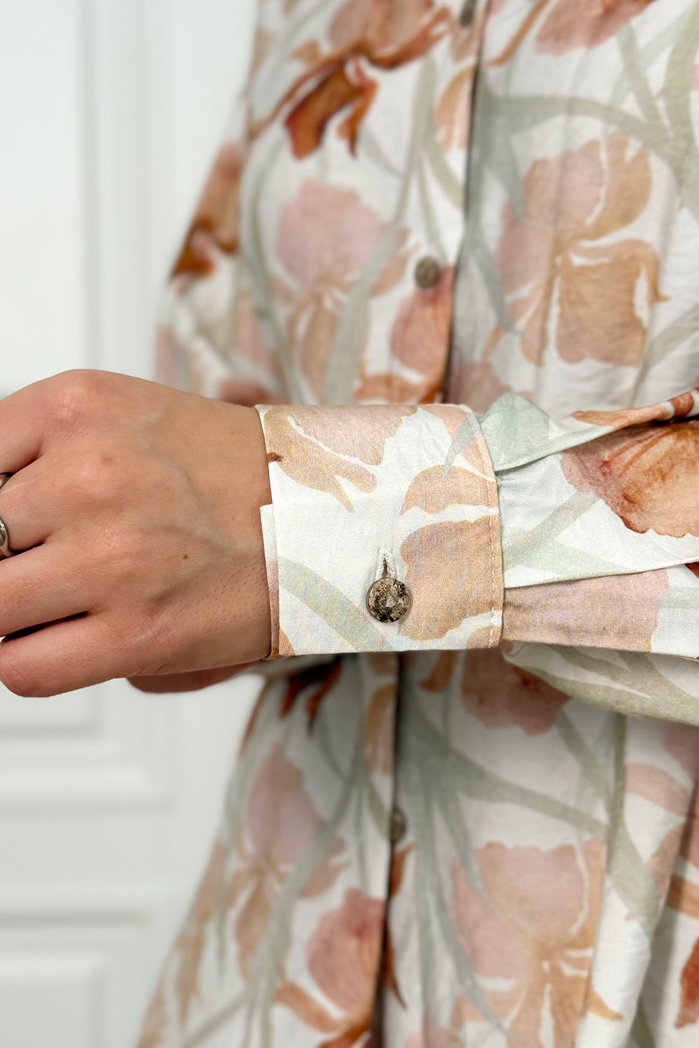 Костюм з карамельної муслінової сорочки та брюк