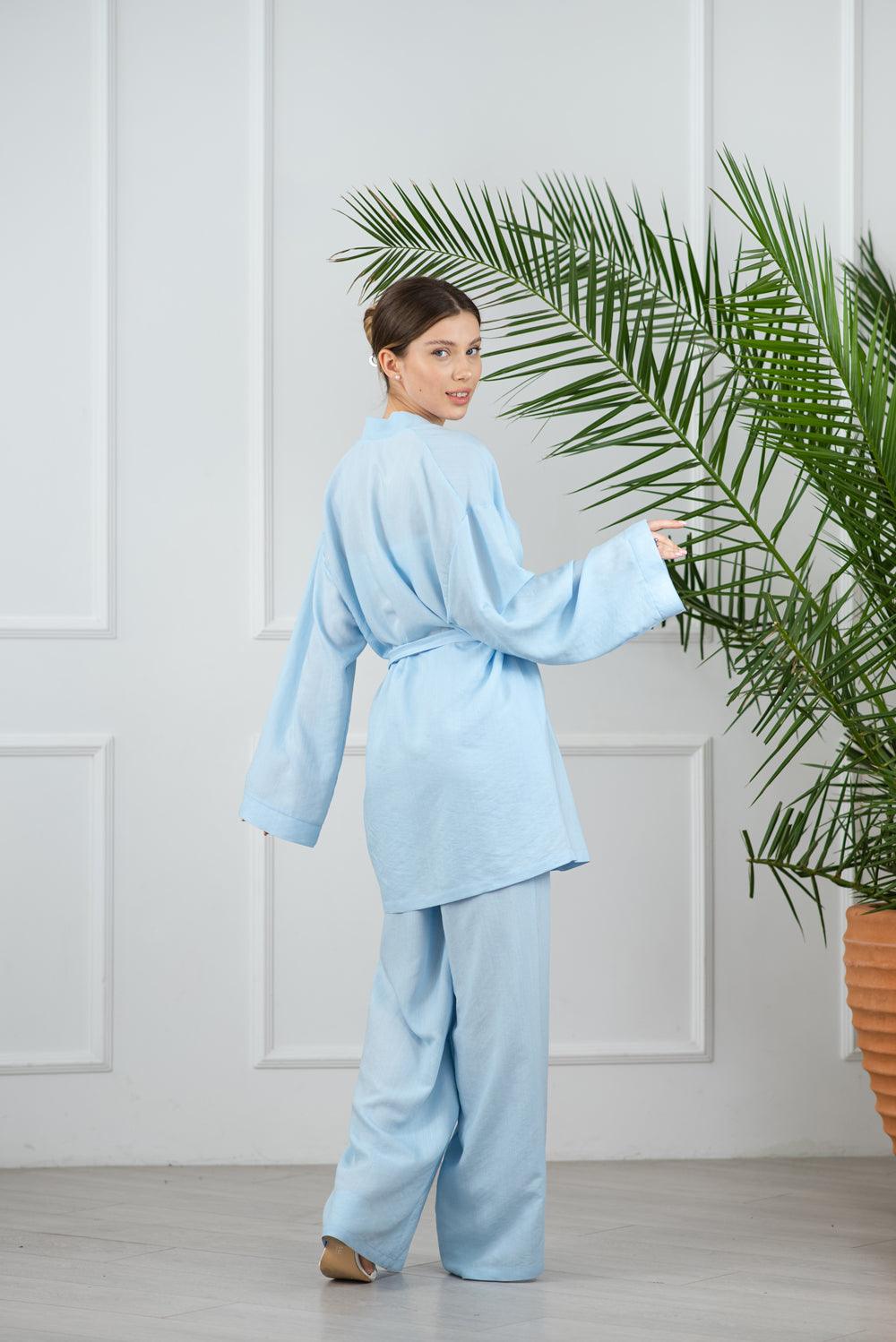 Costume kimono bleu avec pantalon évasé.