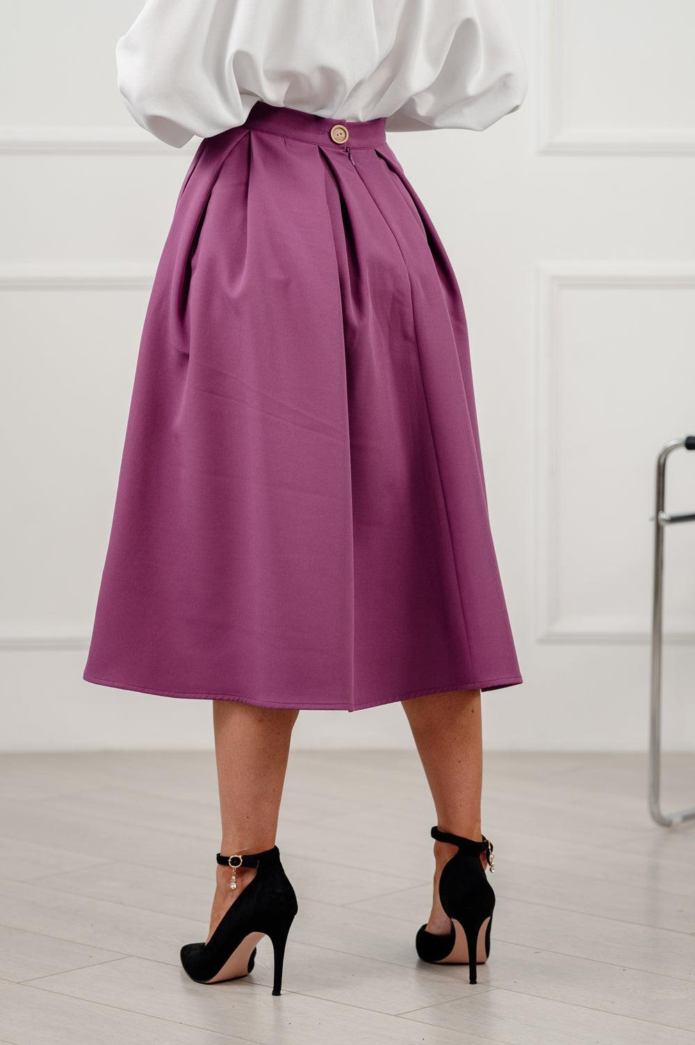 Aubergine farbiger ausgestellter Rock unterhalb des Knies