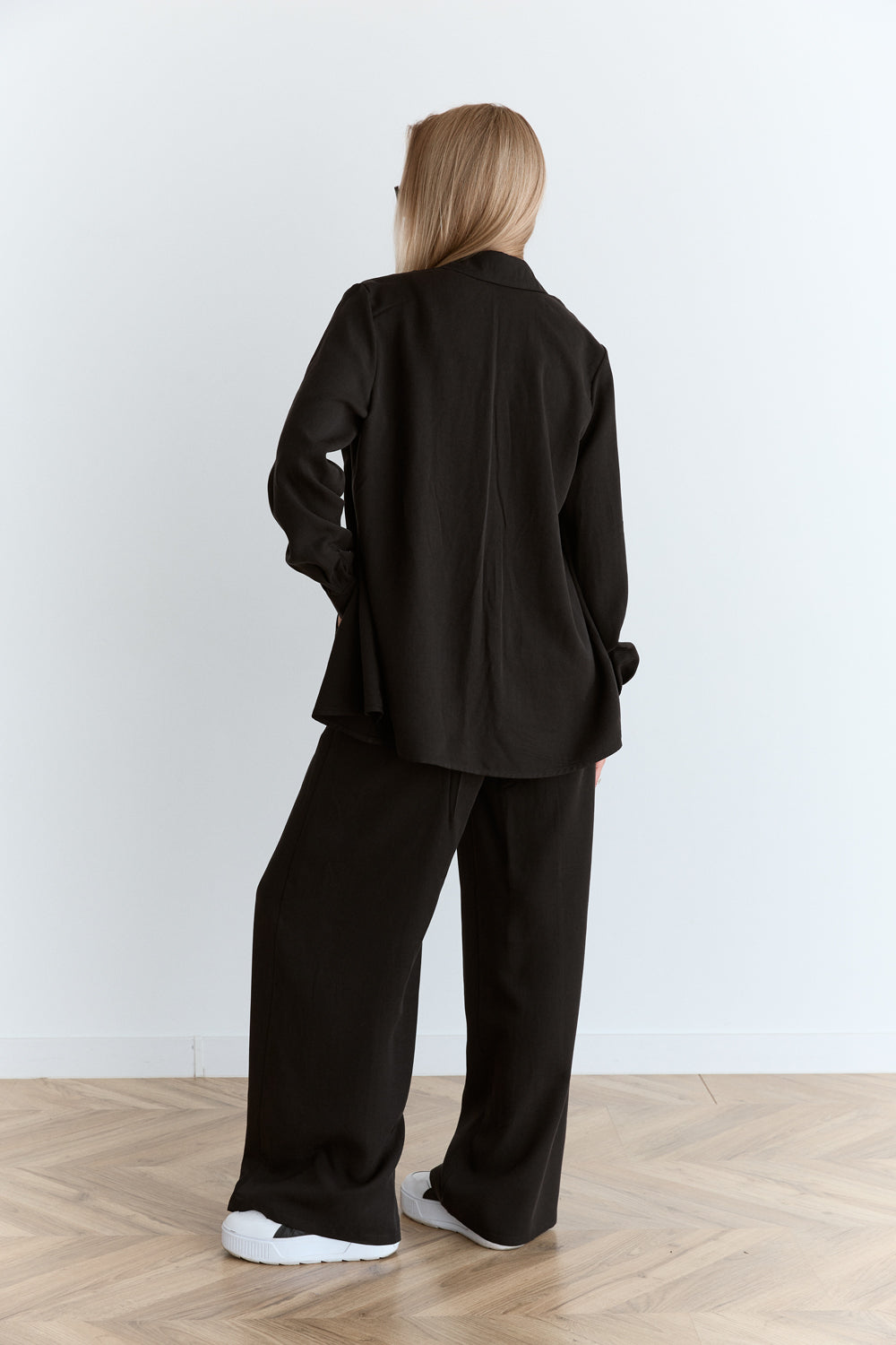 Черная блузка свободного кроя