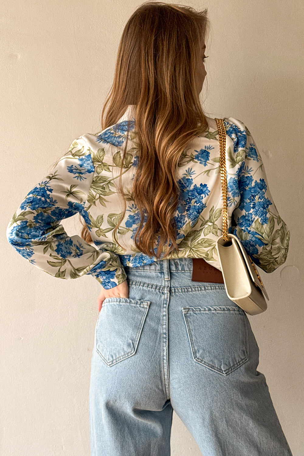 Loose light blue shirt with stand-up collar