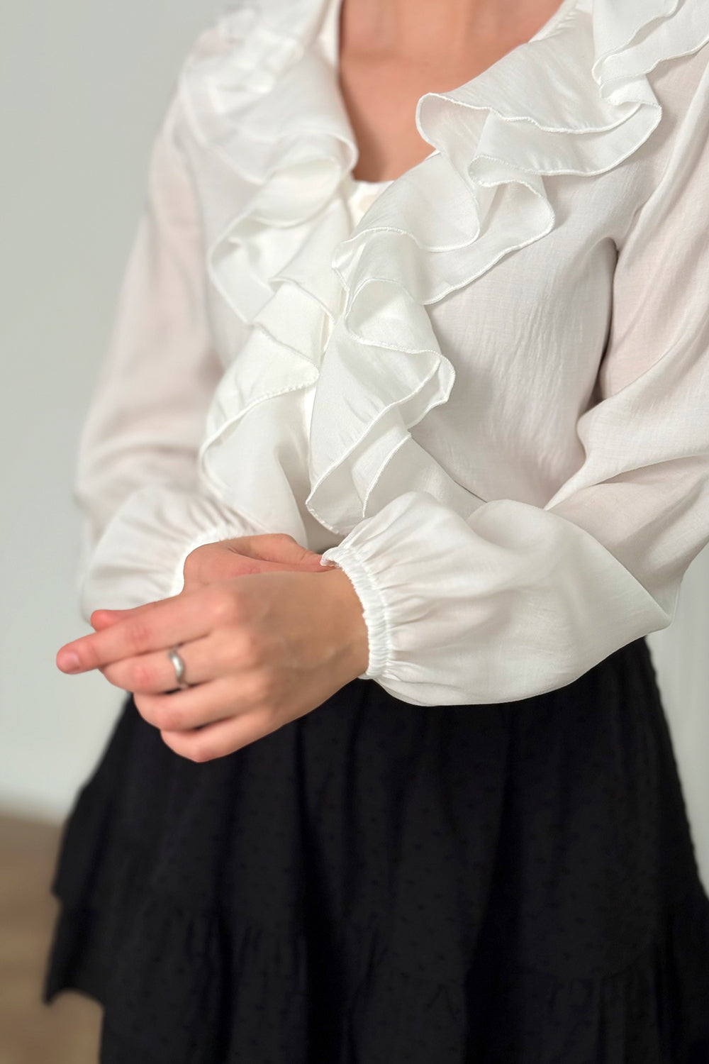Milk blouse with double ruffles