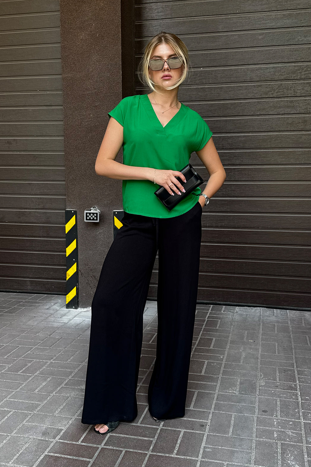 Black loose pants with elastic