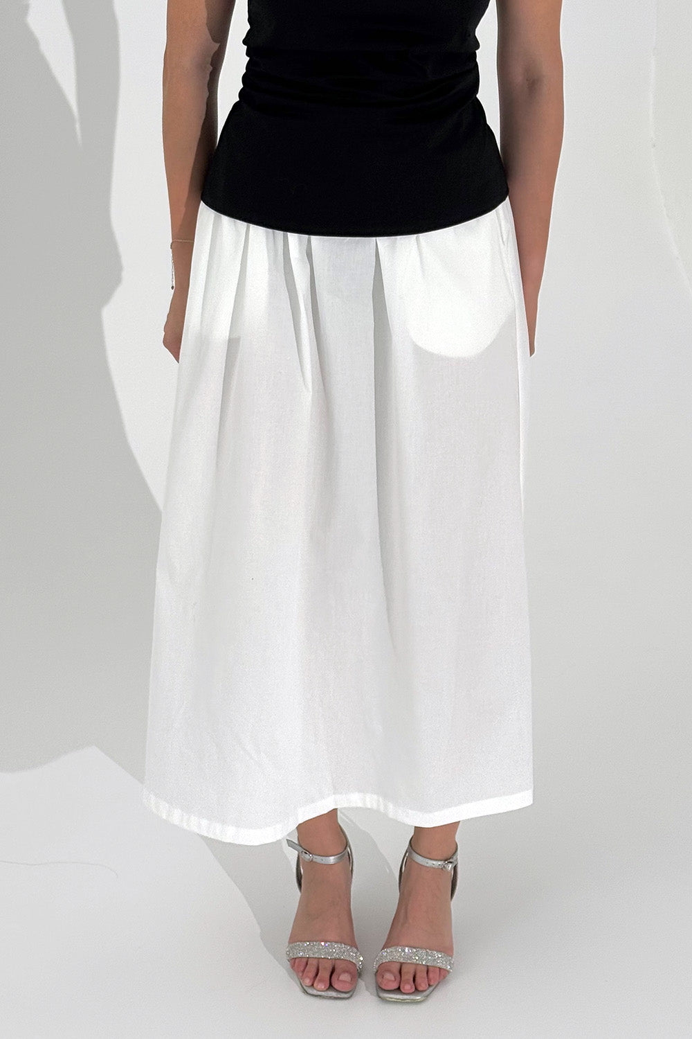 White cotton skirt with side pockets