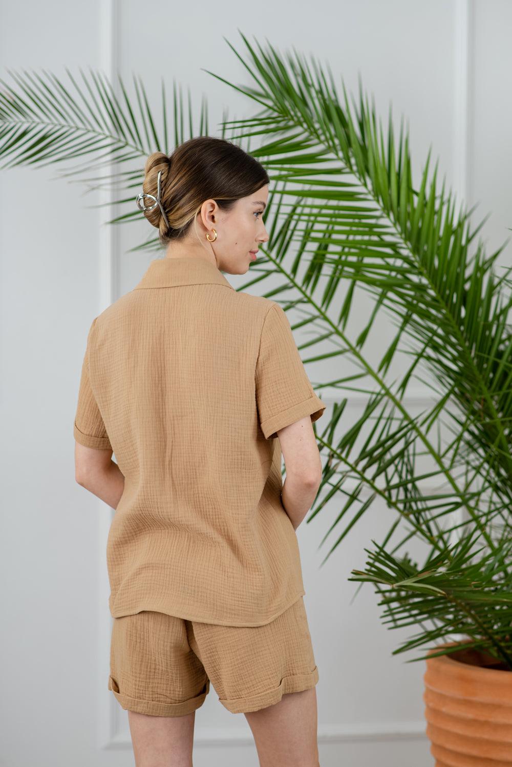 Einfacher Sommer-Zweiteiler mit Mokka-Shorts