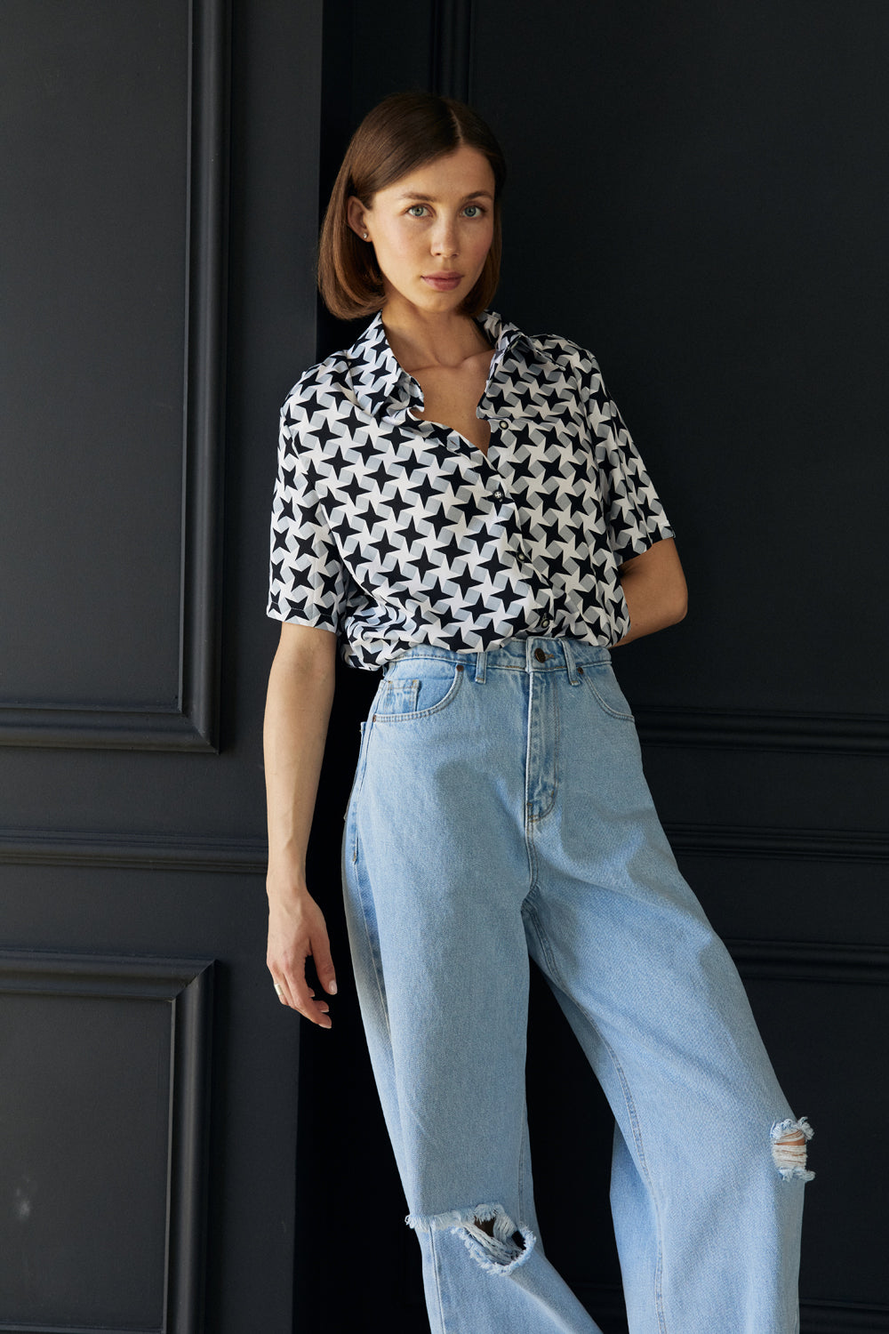 Широкие джинсы с разрезом на колене.