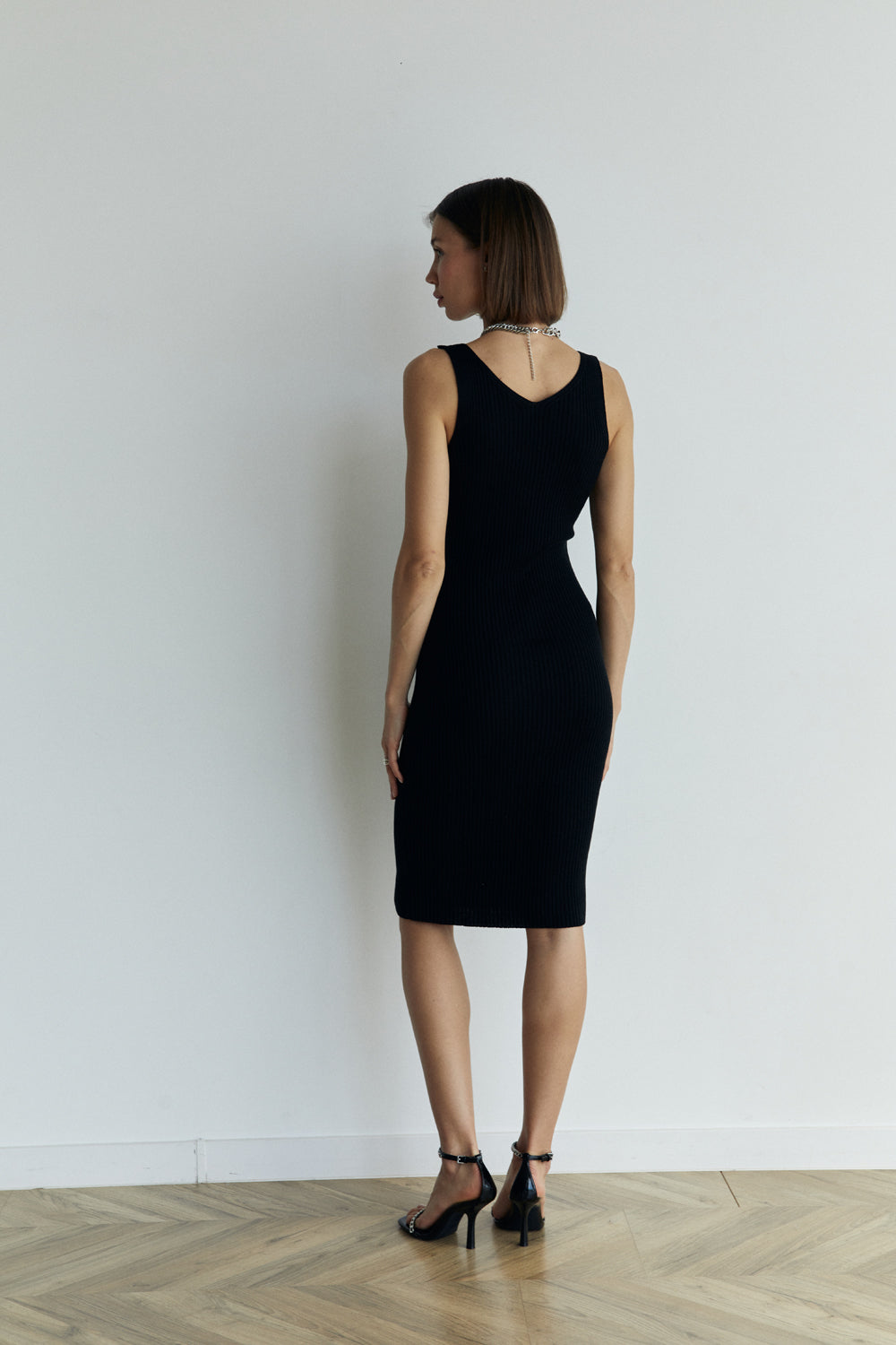 Черное трикотажное платье с V-образным вырезом и бретельками-спагетти