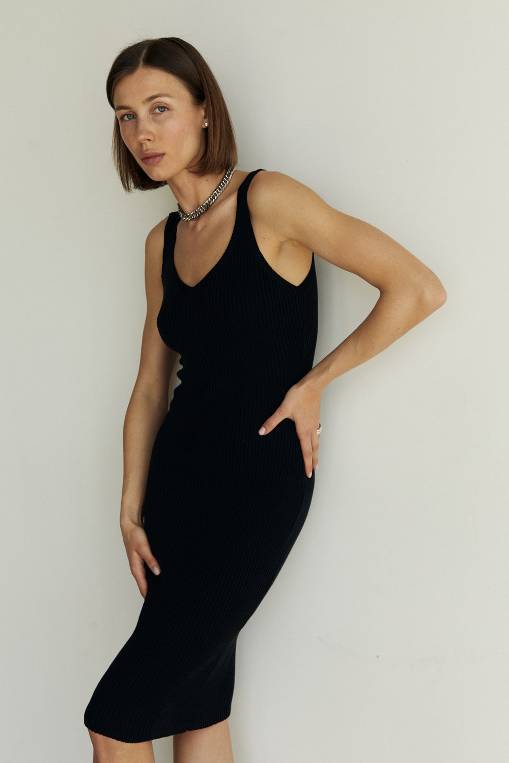 Черное трикотажное платье с V-образным вырезом и бретельками-спагетти