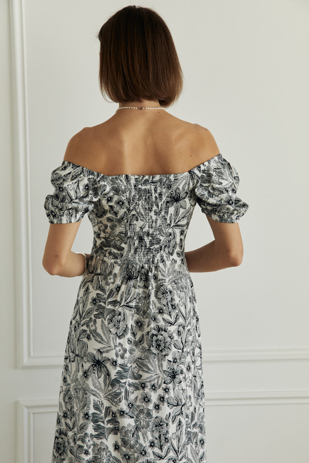 Черно-белое облегающее платье миди