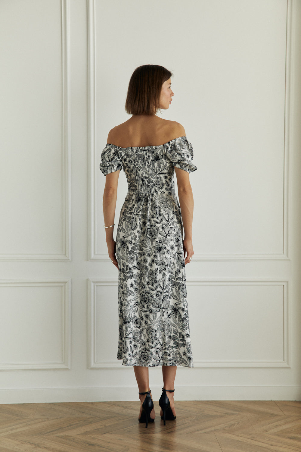 Черно-белое облегающее платье миди