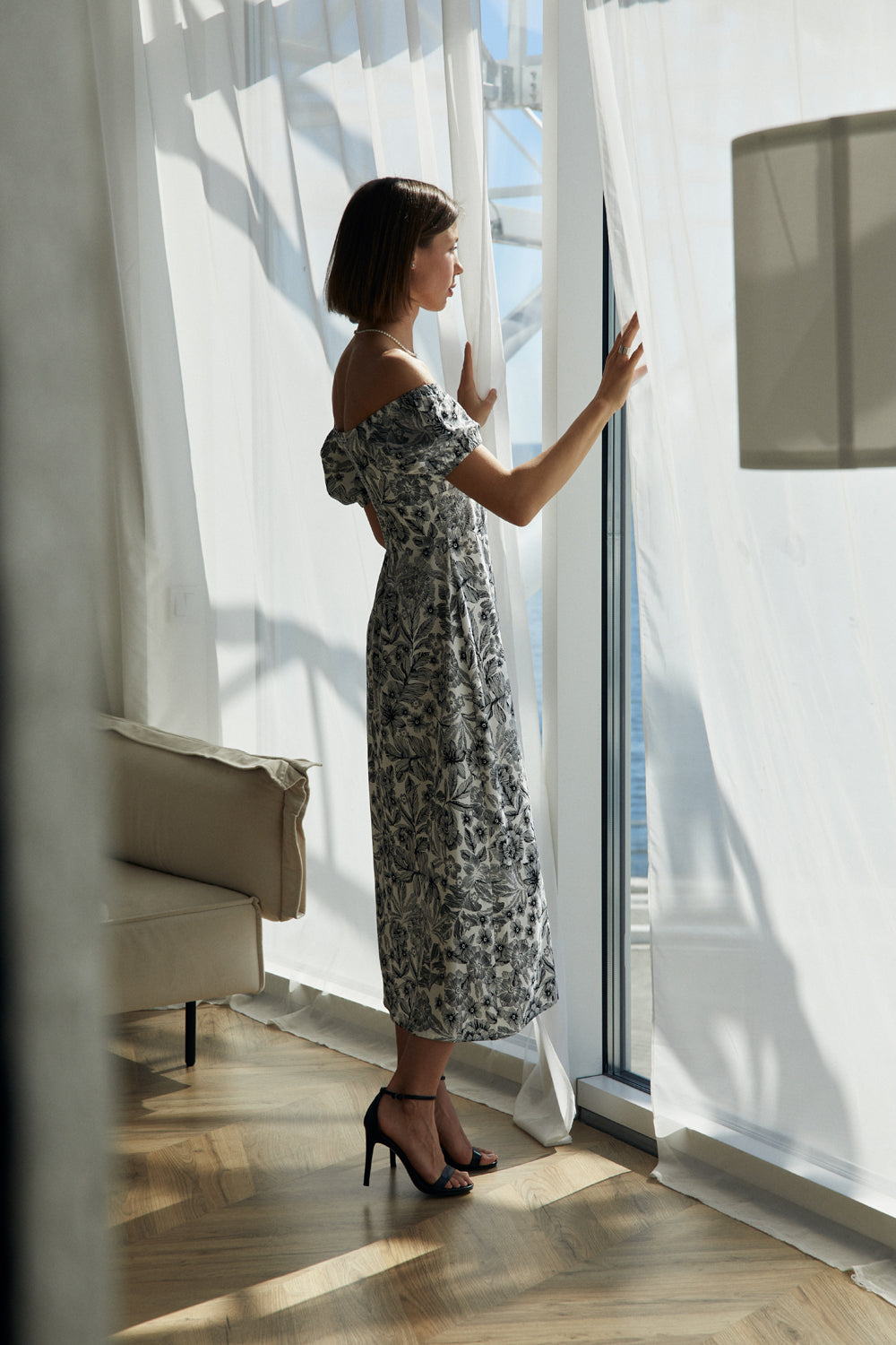 Черно-белое облегающее платье миди