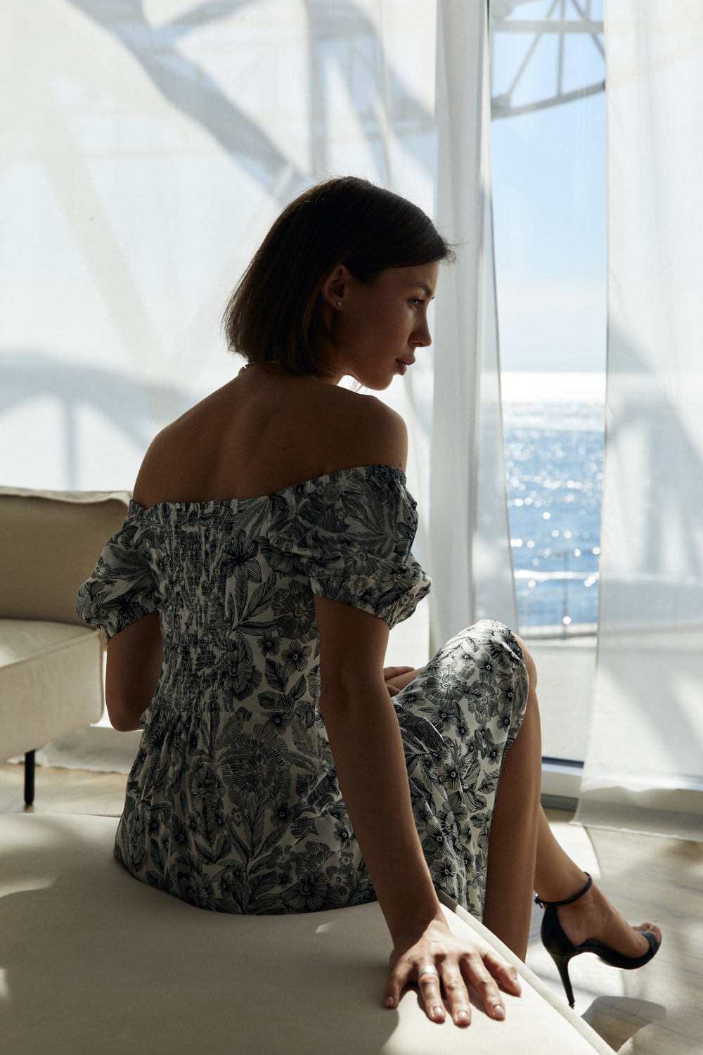 Черно-белое облегающее платье миди