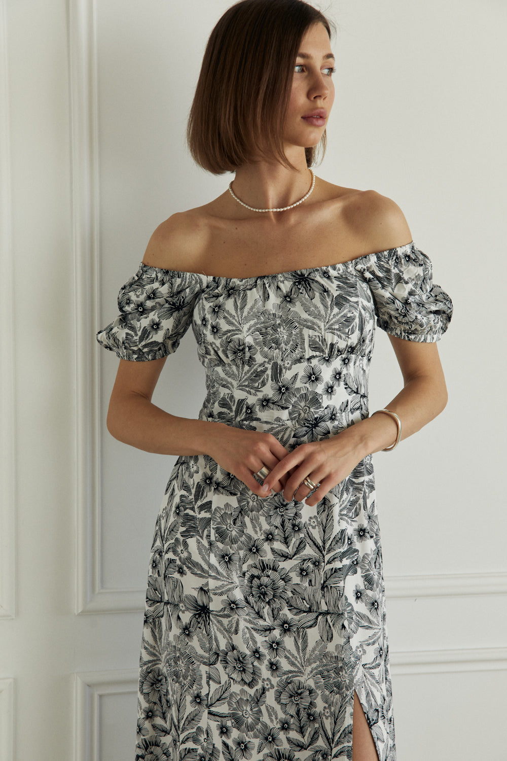 Черно-белое облегающее платье миди