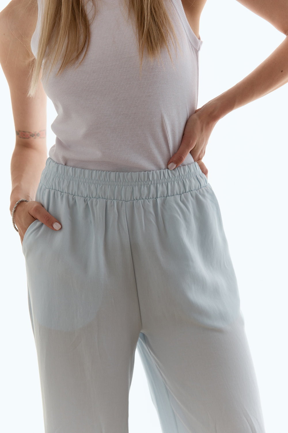 Синие брюки широкого кроя с эластичным поясом