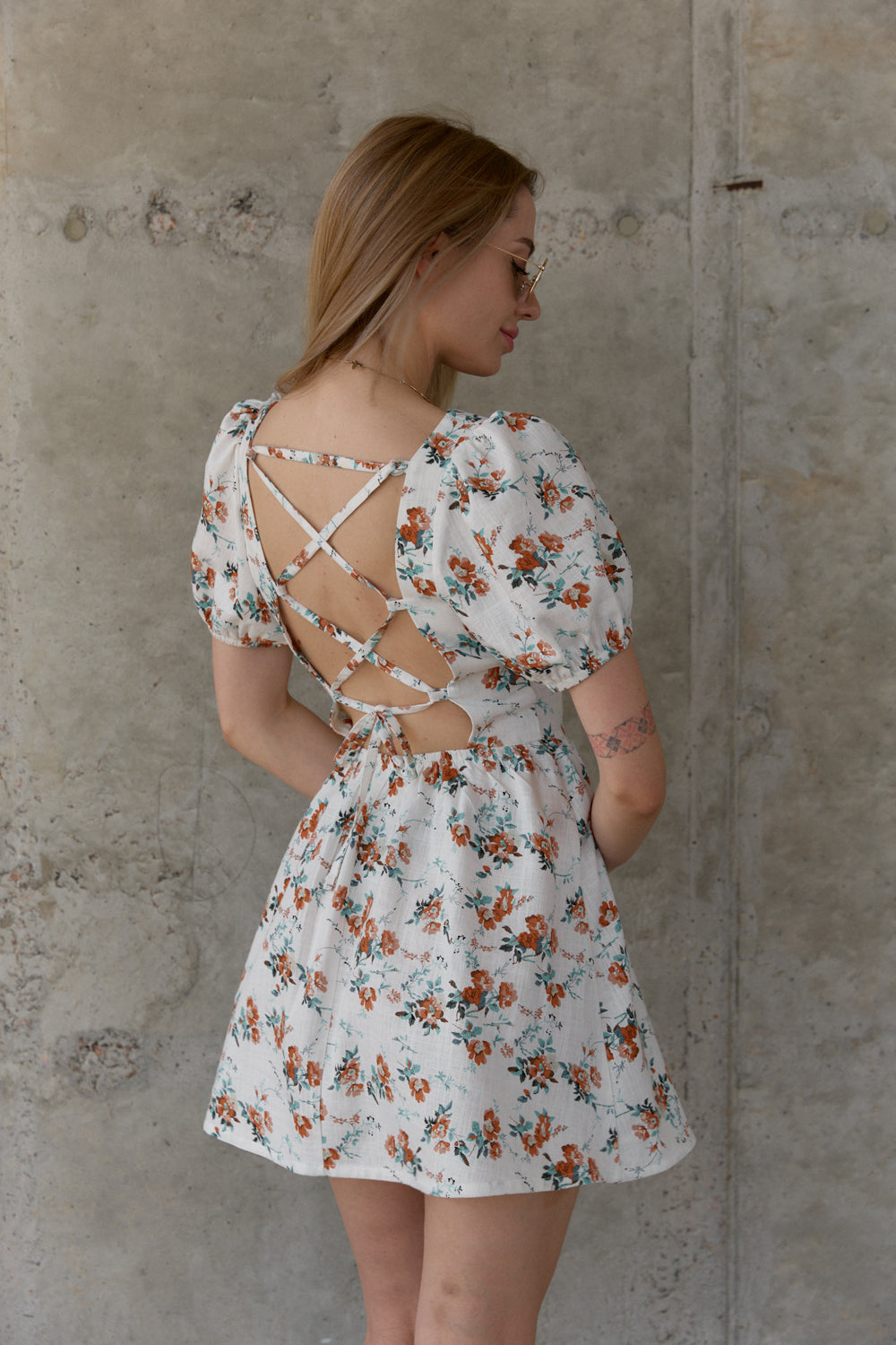 Платье молочного цвета с открытой спиной и плетением