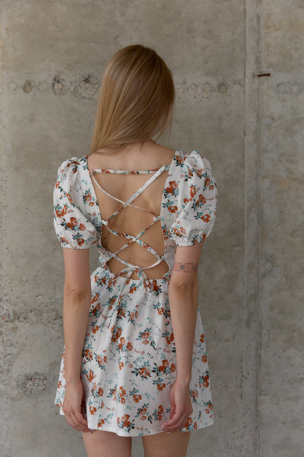 Платье молочного цвета с открытой спиной и плетением