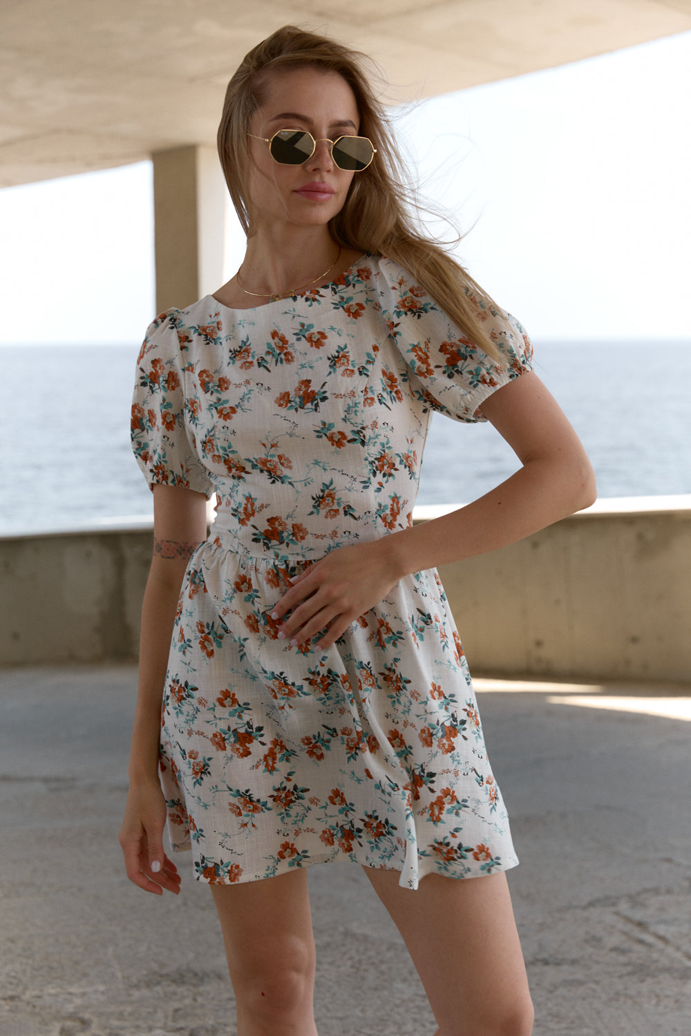 Платье молочного цвета с открытой спиной и плетением